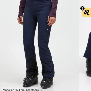 Skidbyxor från Peak Performance❄️❄️❤️ - Supersnygga marinblå skidbyxor från Peak Performance som är använda under två säsonger ❤️❤️❤️superbra skick men det är dock några små slitningar på de svarta ytorna längst ner på byxorna därav priset men det är knappt något som syns om man inte kollar väldigt noga!❤️❤️Nypris är 3000kr! 