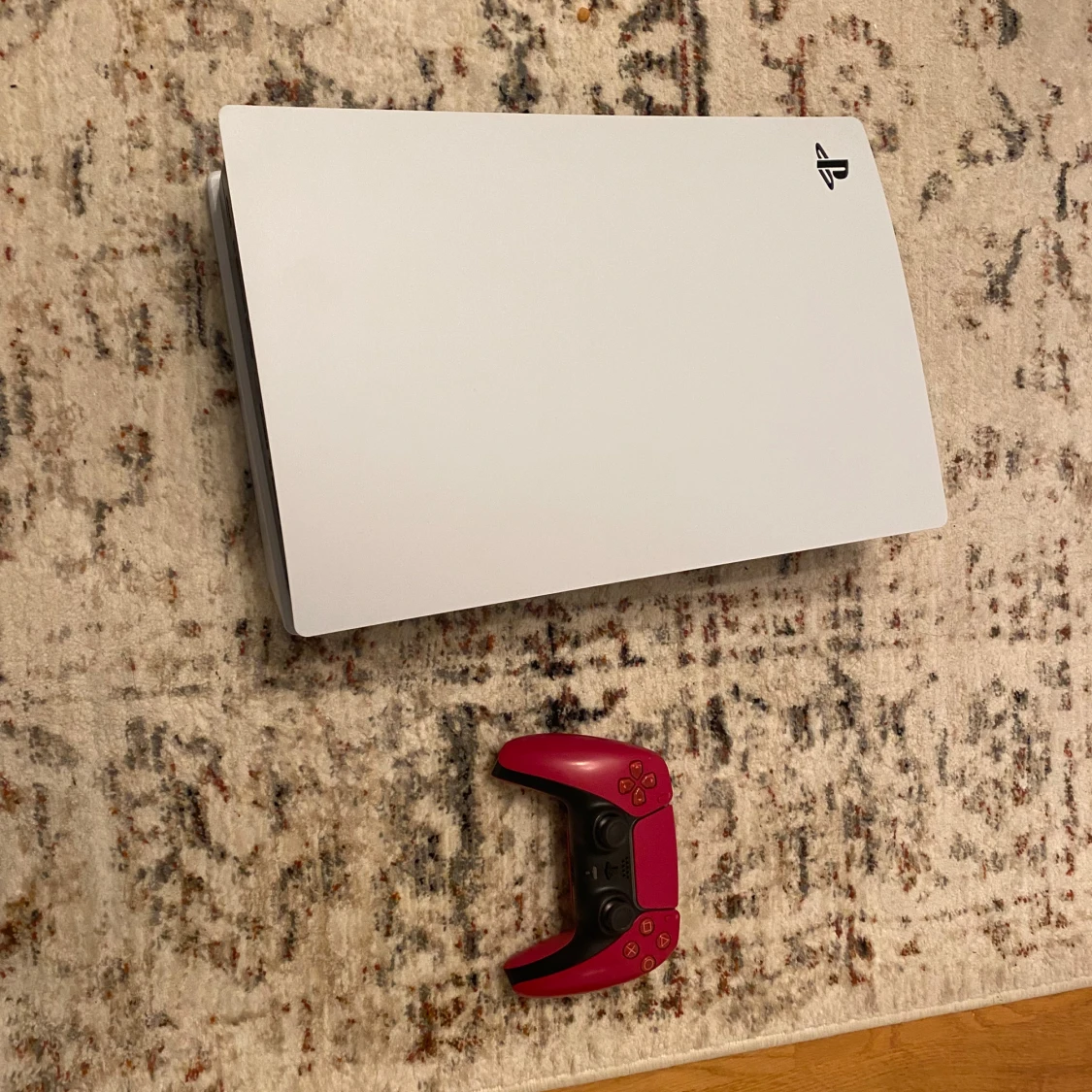 Ny ps5 med rad kontroller och jag har använt typ en månad  - 1