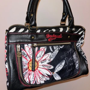 Desigual Handväska - En handväska från Desigual. 🖤❤️Väskan har använts fåtal gånger och därefter hamnat i förrådet. Väskan har inga skador.                                                 Köparen står för frakt. 💛