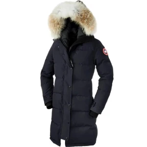 Svart dunjacka med päls från Canada Goose - Säljer en svart dunjacka från Canada Goose i mycket bra skick. Jackan har en stor, fluffig äkta päls på huvan och är perfekt för kalla vinterdagar. Den har långa ärmar och stängs med både dragkedja och knappar. Supervarm och stilren!