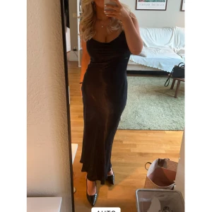 Svart långklänning i satin - Elegant svart långklänning i satin , använd 1 gång. Storlek 36, nypris 699kr