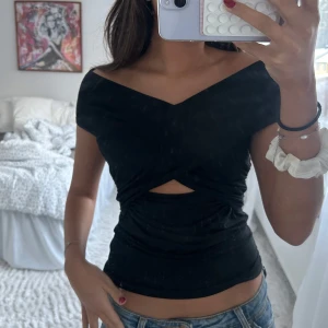 topp - såå nice festtopp från gina som ej säljs löngre