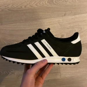 Adidas LA Trainer sneakers - Ett par feta Adidas la trainers som är helt oanvända. Perfekta för vintern då dom är lite högre o varma! Har du några frågor eller funderingar är de bara att kontakta!