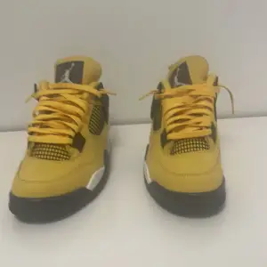 Säljer ett par snygga gula Nike Air Jordans i mycket bra skick. De har en cool design med svarta och vita detaljer samt den klassiska Jumpman-loggan på hälen. Perfekta för att sticka ut i mängden! Skorna har snörning och är gjorda i skinn. Storlek 42EUR. ÄKTA ALLTID.