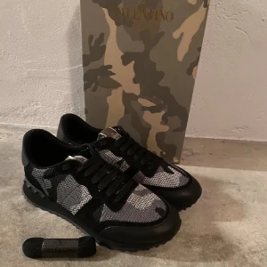 Valentino Rockrunners - Sjukt snygga rockrunners. Bra skicka använda ett par gånger. Box och original delar tillkommer med. Pris går att.