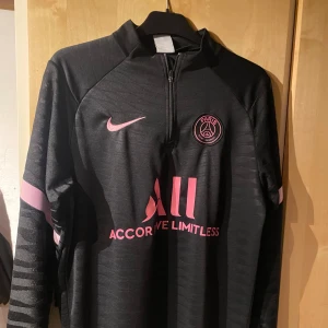 Svart och rosa träningsset från Nike-psg  - Säljer ett snyggt träningsset från Nike i svart med rosa detaljer p