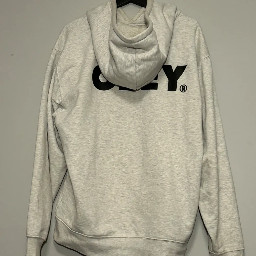 Grå Obey hoodie med logga fram och bak.. Hoodies.