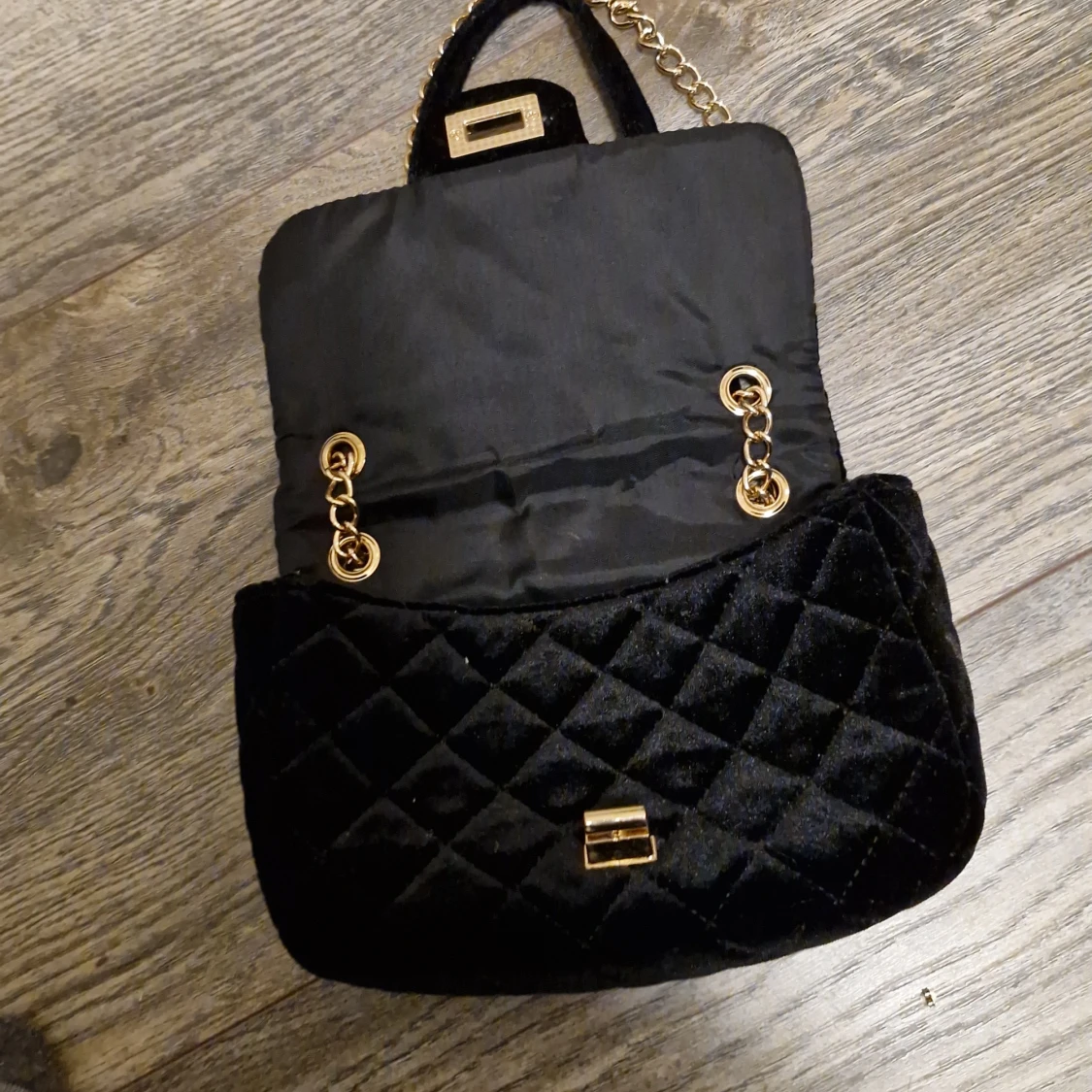 Svart quiltad axelväska med guldkedja - 91
