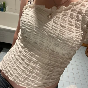 Vit ribbad offshoulder topp - Sne skuren topp använd max tre gånger!🤍