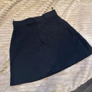 Svart kjol från Zara - Super söt mini kjol från Zara, i super bra skick