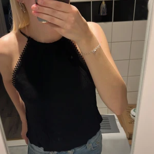 Svart topp -  En Snygg festligare topp som är i storlek 32 och kommer från HM den är aldrig använd och i ett bra skick