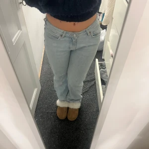 Ljusblå jeans - Säljer ett par ljusblå jeans med mid rise midja. Jeansen har en straight passform💗