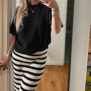 Stickad oversized t-shirt - Snygg stickad t-shirt, knappt använd .