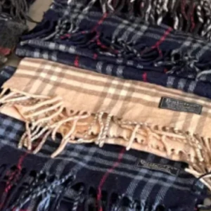 Ljusbeige halsduk burberry - Riktigt snygg