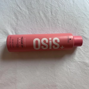 Volymspray från Schwarzkopf - Säljer en rosa flaska volymspray från Schwarzkopf Osis+ med texten 'Volume Up'. Perfekt för att ge håret extra volym och stadga. Flaskan är stilren och enkel att använda. Perfekt för alla hårtyper! Aldrig använd!