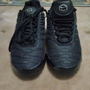 Svarta Nike Air sneakers - Säljer ett par svarta Nike Air sneakers i mycket bra skick. Dem e nya.
