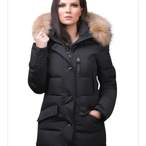 Hollies Jacka  - Säljer min hollies jacka som inte kommer till användning längre. Använt fåtal gånger och är i bra skick. Nypris ca: 4000 Storlek: 34