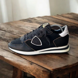 Philippe Model - Nu säljer vi dessa populära Philippe Model trpz som är perfekt nu till vintern. Sjukt bra skick, kan eventuellt gå ner nån hundring via snabb affär men annars är det sjukt bra pris! Hör av er!