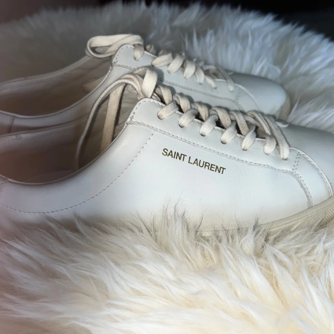 Vita sneakers från Saint Laurent