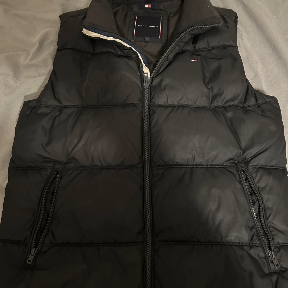Svart dunväst från Tommy Hilfiger