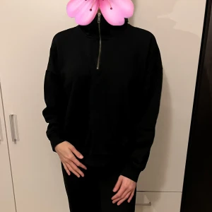 Svart hoodie med dragkedja - Säljer en stilren svart hoodie i mycket bra skick. Den har en praktisk dragkedja vid halsen och långa ärmar. Perfekt för både höst och vinter, och passar till de flesta outfits. Skön och enkel att bära till vardags eller när du bara vill mysa hemma.