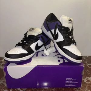 Nike SB Dunk low court purple - Hej säljer mina Nike SB Dunk low court purple de är helt nya kvitto box och allt finns med säljer de pgav att jag inte gilla de så mycket. Priset kan diskuteras vid snabb affär.