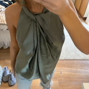 Grön topp - Säljer en såå fin grön topp som ej kommer till användning, nyskick! Inga defekter😃