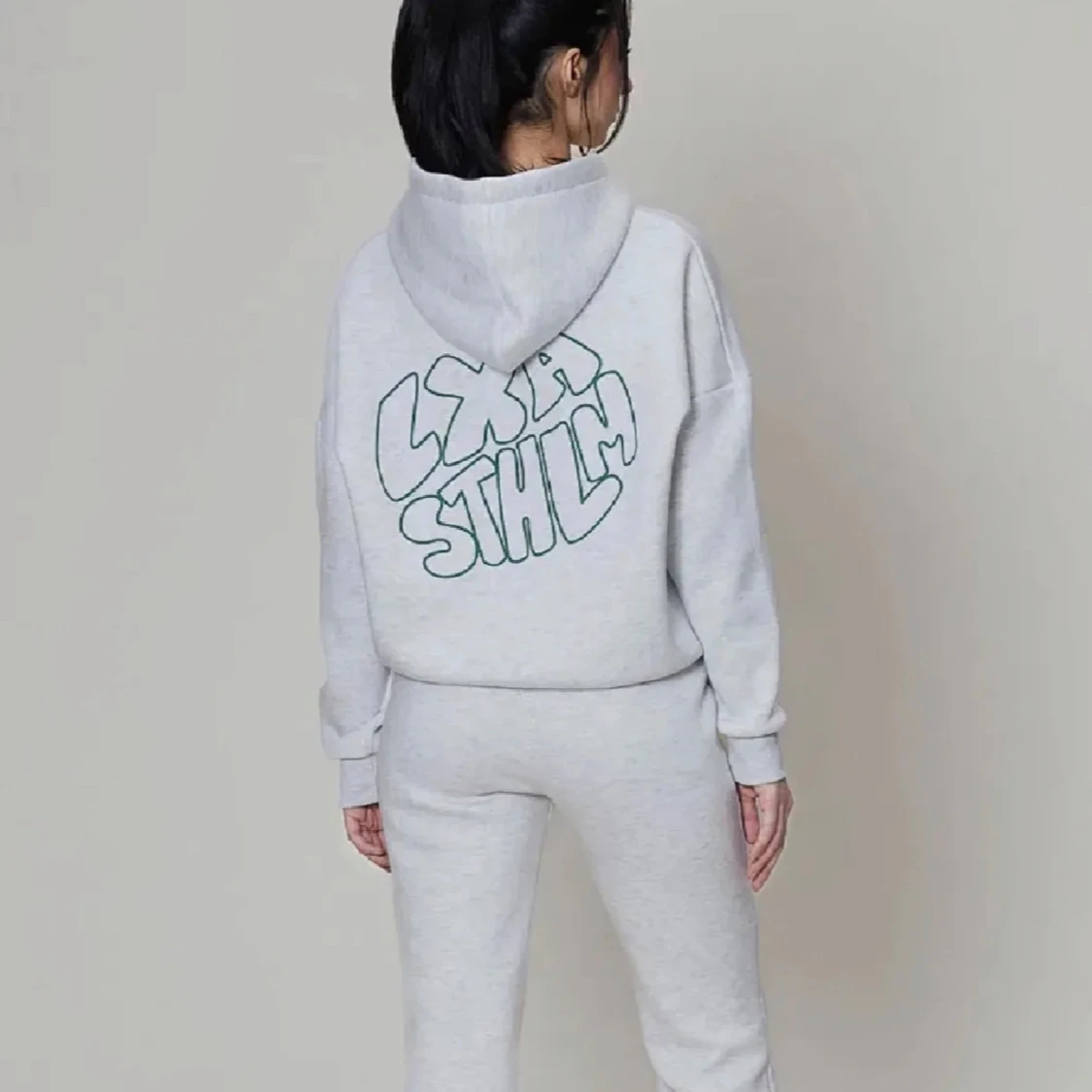 Grå hoodie med tryck från LXA STHLM
