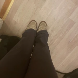 Inuikii skor  - Säljer mina fina inuikiis, de är köpta på vinted och är äkta. Säljer vid bra bud så sänker ej priset på de !💕