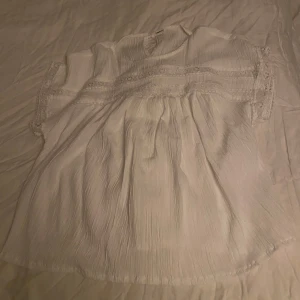 vit blus - aldrig använd 