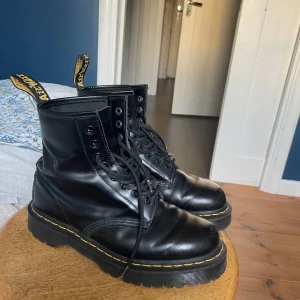 Svarta boots från Dr. Martens Jadon - Säljer ett par klassiska svarta Dr. Martens boots i skinn med snörning och den ikoniska gula sömmen. Perfekta för en tuff och stilren look. De har en robust sula som ger bra grepp. Använda endast en säsong. Fortfarande stela från butik. 