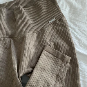 Aimn tights - Beiga ribbade tights från aimn i storlek xs. Sparsamt använda och i riktigt bra skick 