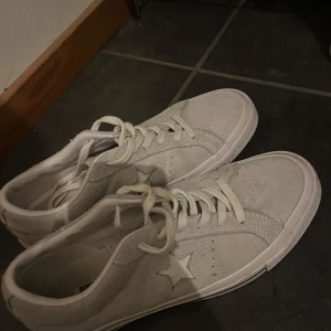 Grå/gröna sneakers Converse - Säljer ett par mint färgade Converse sneakers i mocka med klassisk stjärndetalj på sidan. Skorna har snörning och en bekväm sula, perfekt för vardagsbruk.