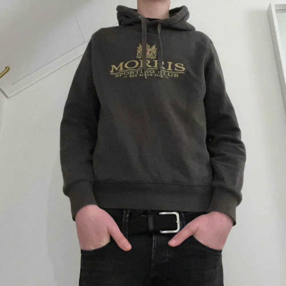 Morris hoodie, 449kr, original pris 999kr.(pris kan diskuteras,även sänkas vid snabb affär.) Denna hoodie är väldigt stilren och sitter skönt och passar bra. (Är 185 men passar bäst för längden, 170-182.) hoodien är grön. Storlek xs/s. Hoodies.