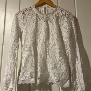 Vit blus - Säljer en vit blus! Perfekt till festligheter, bekväm och stilren, aldrig aldrig använd!