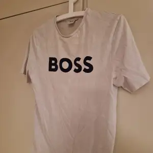 Säljer Boss t-shirt. Bra skick, och köpt från nk Stockholm 