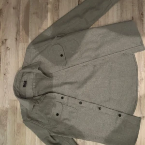 overshirt - Säljer min overshirt då den är lite för stor för mig, storlek S men passar som en M