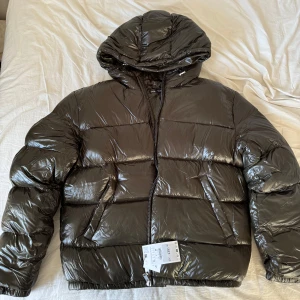 Mörkgrön pufferjacka - Zara - Nypris: 1295 Aldrig använd, glömde returnera den. 