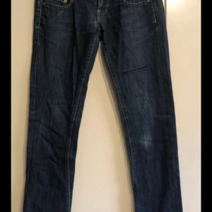 Blå jeans från G-Star - Snygga blå jeans från G-Star med unika sömmar på bakfickorna. De har en klassisk femficksdesign och en bekväm passform. Perfekta för en avslappnad stil. Jeans från G-star.  Fint skick.  Tyvärr är tvättlappen avklipp men uppskattar storleken till motsvarande xs 