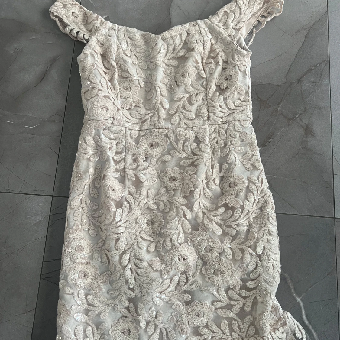 Beige spetsklänning