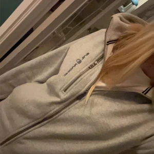 Grå zip hoodie Sail Racing - Snygg grå tröja från Sail Racing. Tröjan är i väldigt bra skick och endast använd ett fåtal gånger. Storlek 176. 