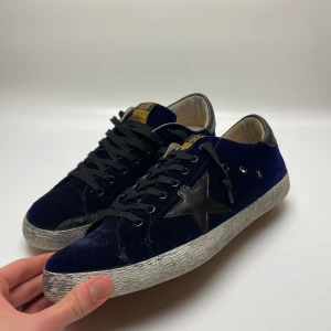 Golden goose  - Hej! Säljer nu dessa super sällsynta golden goose! Skorna är nästan helt nya! Sjukt svåra att få tag på och sjukt eftertraktade. Dustbag medföljer vid köp! Hör av dig vid frågor 