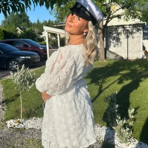 Studentklänning  - Säljer en superfin vit spetsklänning perfekt för studenten eller sommarens fester. Klänningen har en v-ringad design och är i ett härligt blommigt mönster. Den är kortärmad och har en normal passform som sitter bekvämt. Perfekt för att känna sig både elegant och bekväm! 🌸hade den på min student så den funkar utmärkt till sånna tillfällen❤️