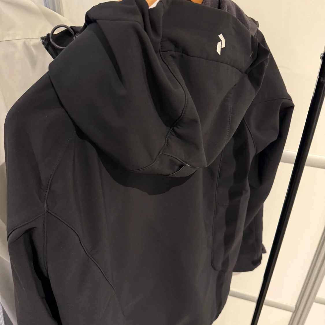 Svart softshelljacka från Peak Performance - 90