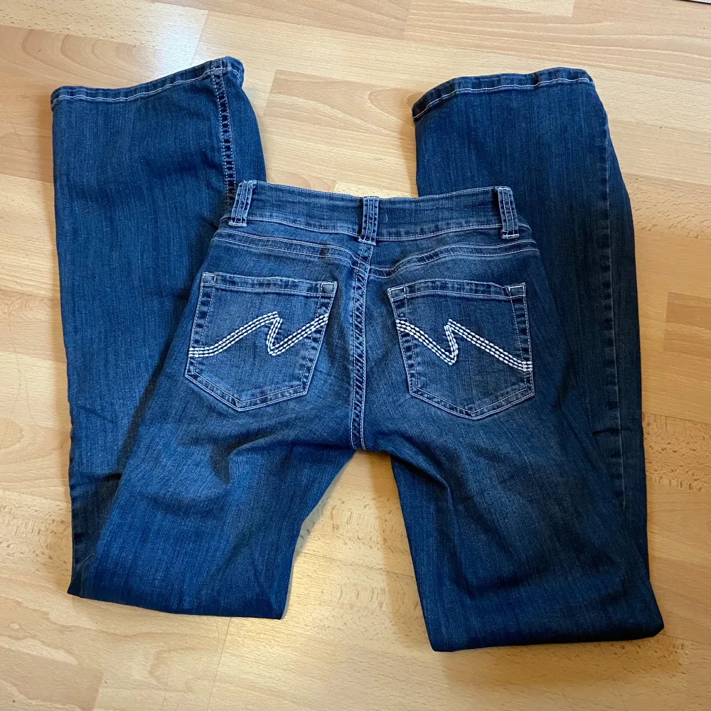 Säljer dessa populära blå low waist bootcut jeans från Nelly i bra skick, då dom tyvärr är lite stora💕 dom är otroligt sköna och fina, Innerbenslängden är 79cm, jag är 171 och dom passar bra i längd för mig💕strl 34 men passar säkert 36 också då dom är väldigt stretchiga, köpta för 699kr. Jeans & Byxor.