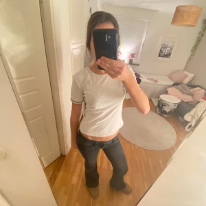 Vit kortärmad topp från Zara - Säljer en vit kortärmad topp från Zara i storlek S. Jag har sytt där nere men man tänker inte så mycket på det men annars bra skick😊