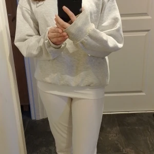 Vita leggings - Säljer ett par vita leggings i mycket bra skick. De är tighta och perfekta för både vardag och träning. Materialet är mjukt och stretchigt, vilket gör dem superbekväma att ha på sig. Passar perfekt till en oversized tröja eller hoodie för en avslappnad look.