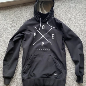 Svart hoodie/jacka från Dope - Säljer en svart hoodie/jacka från Dope i storlek XS. Passar perfekt att åka skidor med. 