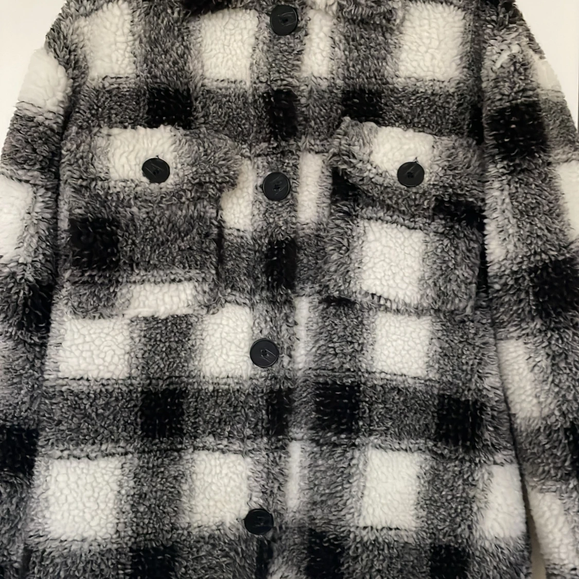 Rutig teddyjacka i svart och vit - 90