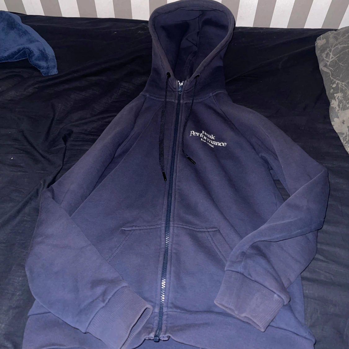 Mörkblå hoodie från Peak Performance - 93
